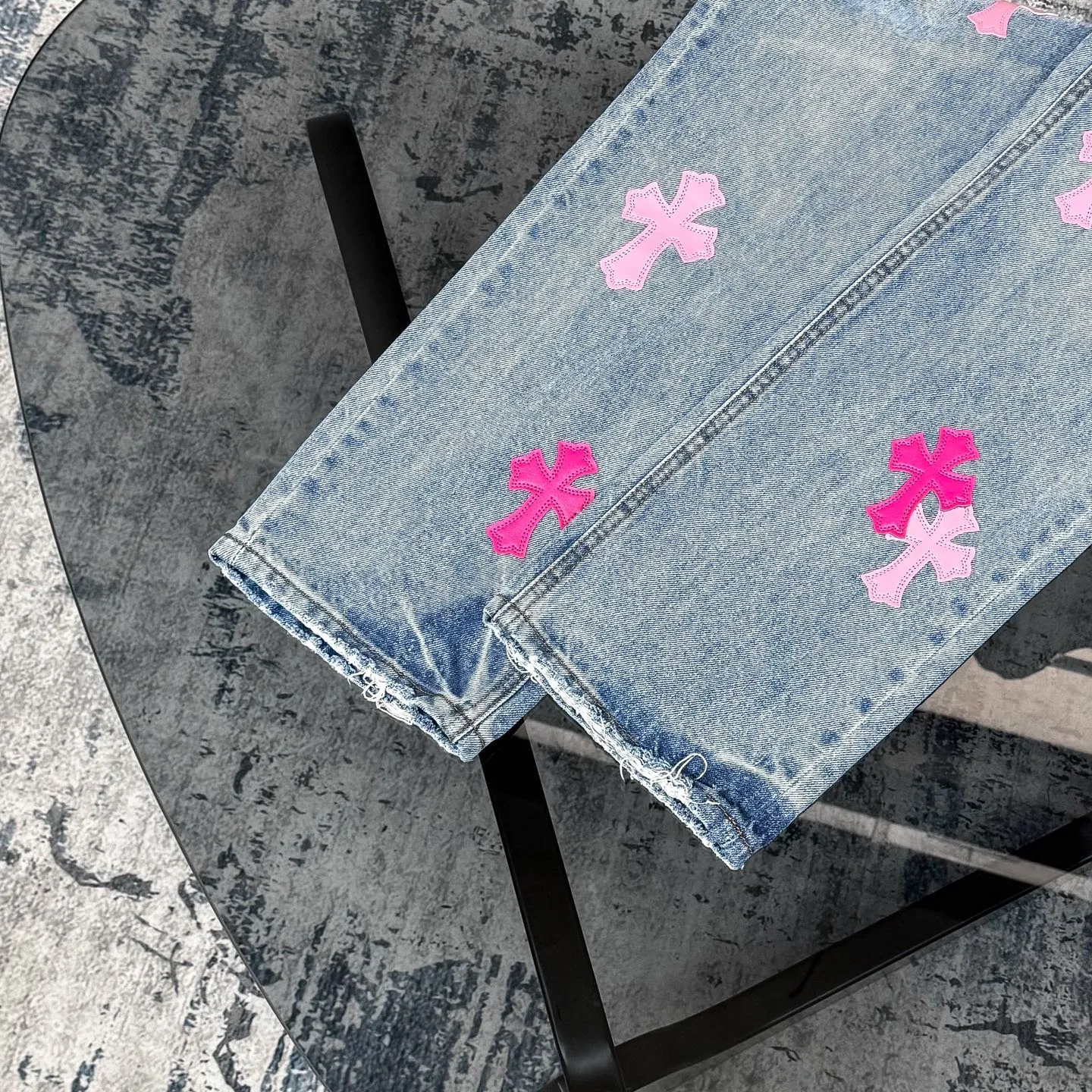 P260 Chrome Hearts 25FW CH Blue Pants Pink Leather Cross Bamboo Jeans. It adopts patchwork elements, mostly in the shape of a cross, and has glitter on the leather surface. Unique design, simple and elegant details, exquisite workmanship, the entire trousers are neatly routed, and the details are in place! It’s also so cool that both men and women can easily control it. It’s a gender-neutral trendy up version. Color: blue pants and pink leather Size: 28 30 32 34 36